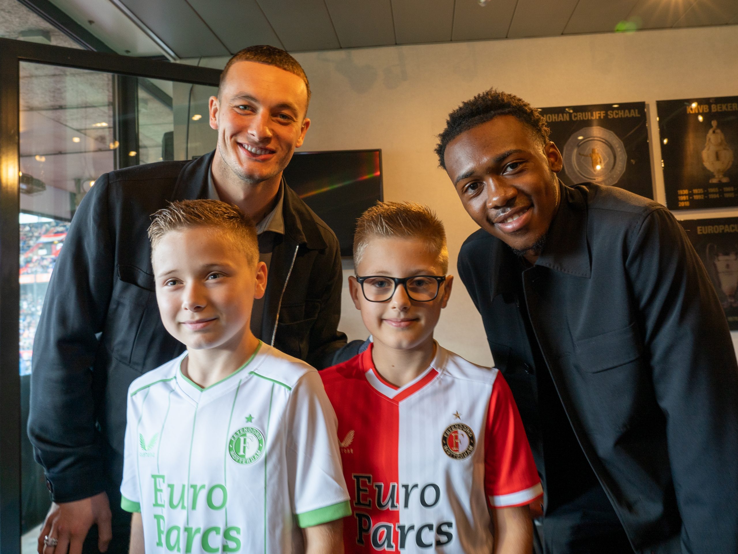 Feyenoordspelers met kinderen